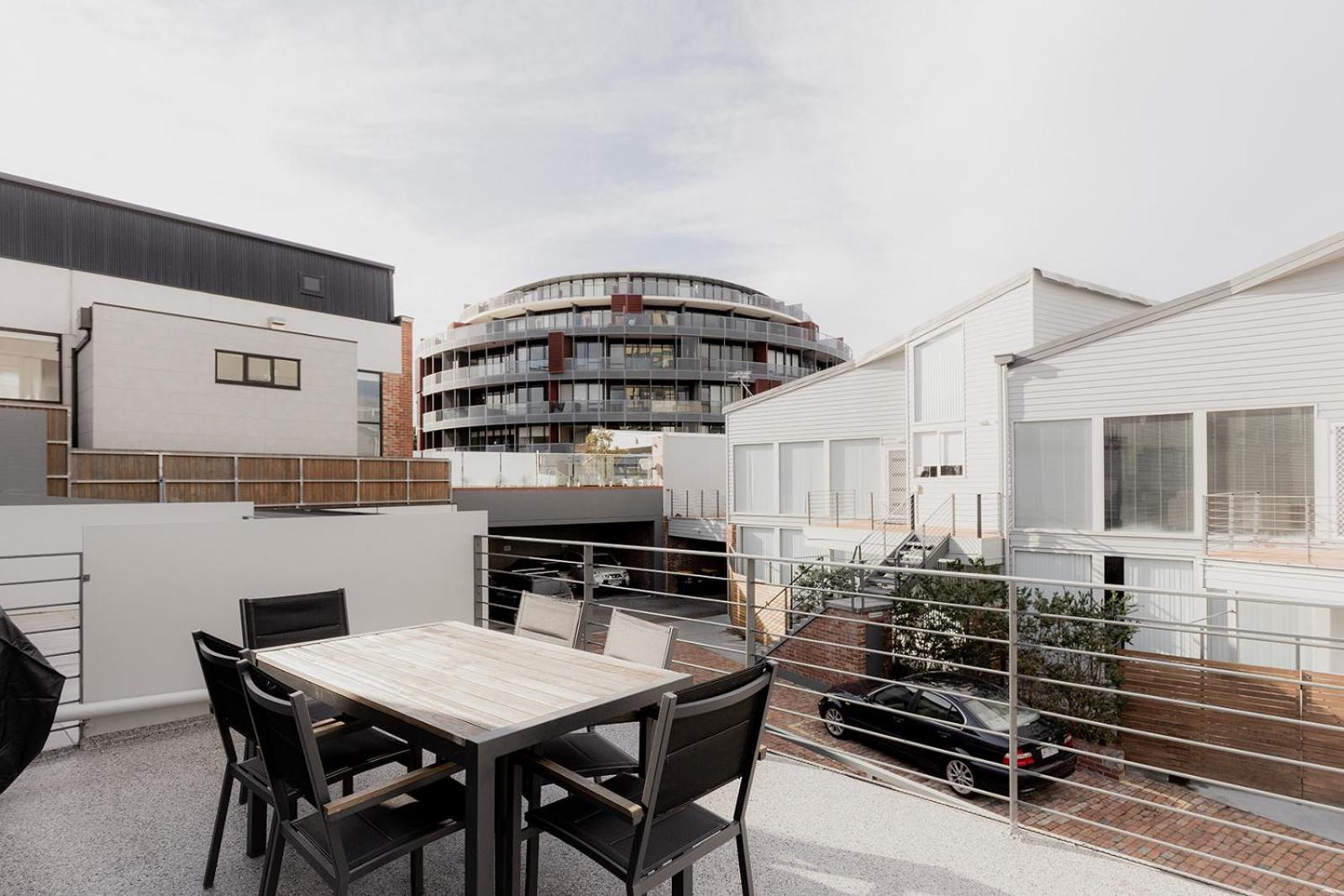 Spacious Modern Terrace In The Heart Of Cbd *