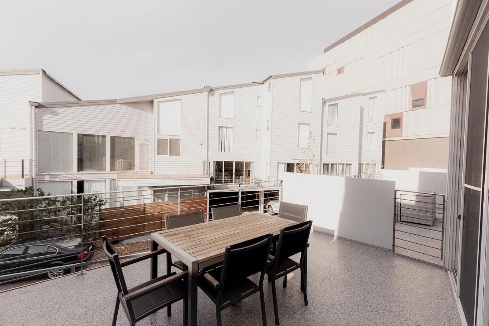Spacious Modern Terrace In The Heart Of Cbd * Hobart