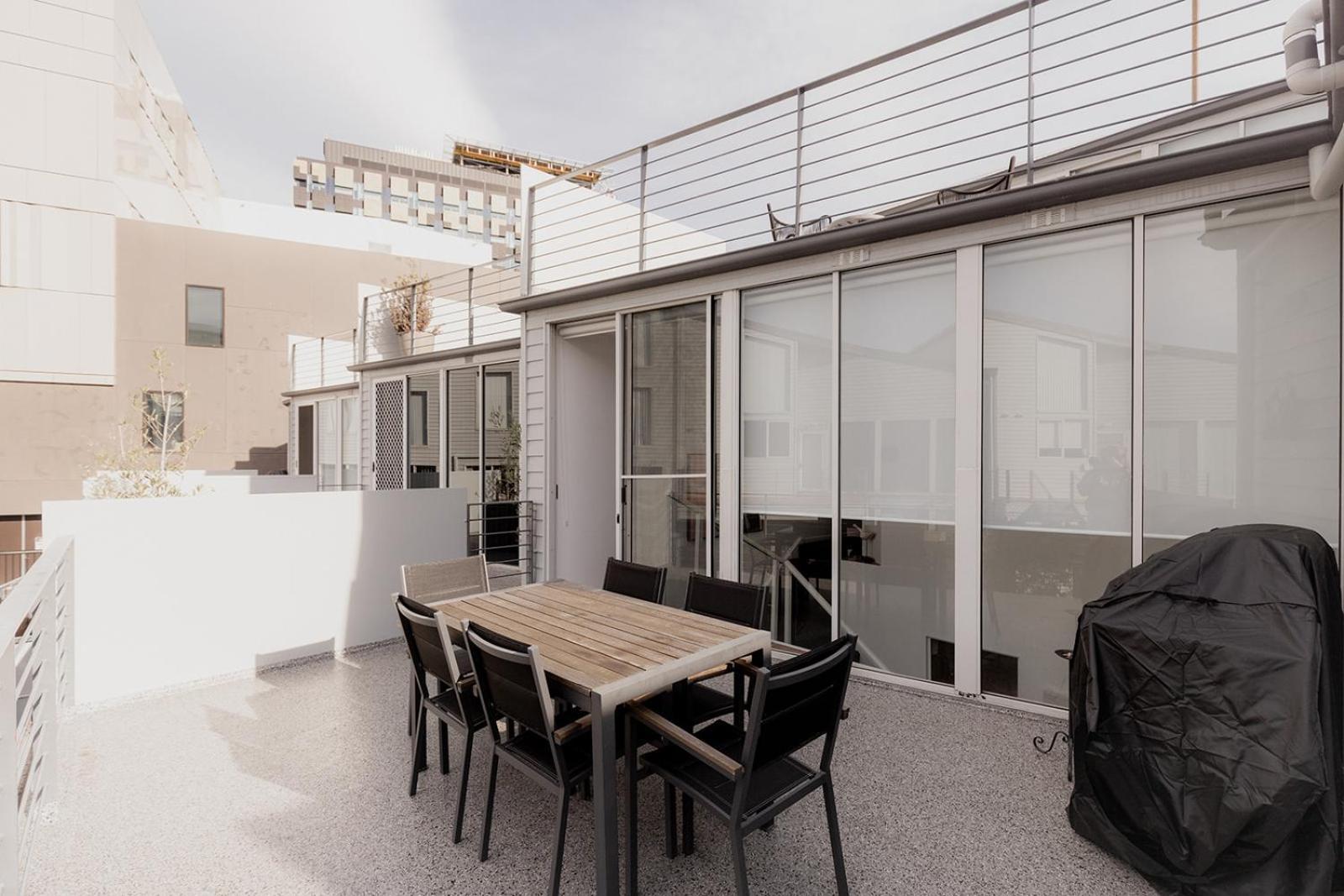 Spacious Modern Terrace In The Heart Of Cbd Apartment Hobart