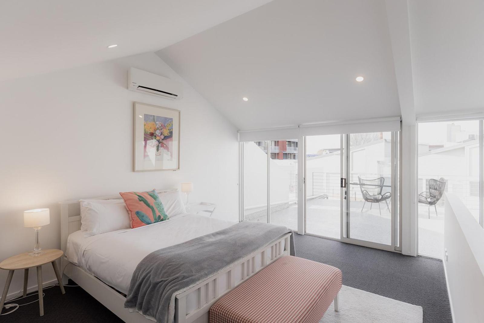 Spacious Modern Terrace In The Heart Of Cbd *
