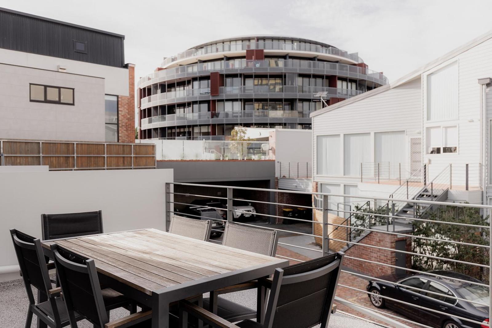 Spacious Modern Terrace In The Heart Of Cbd