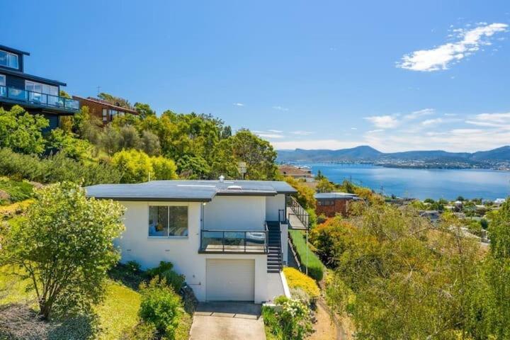Holiday home House On The Hill With A View-sleeps 12 Hobart