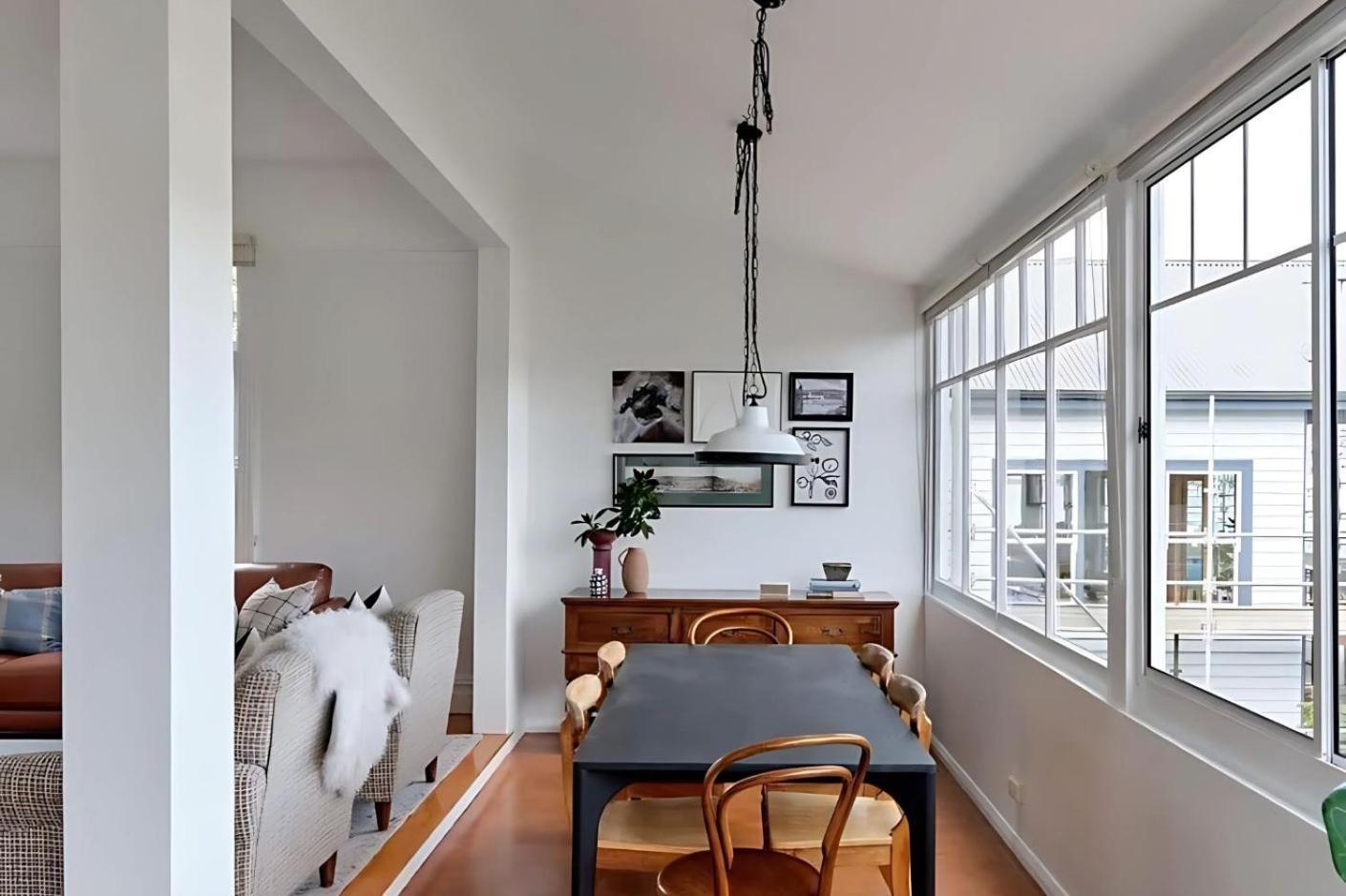 Sunny Spacious Three Bedroom With Views