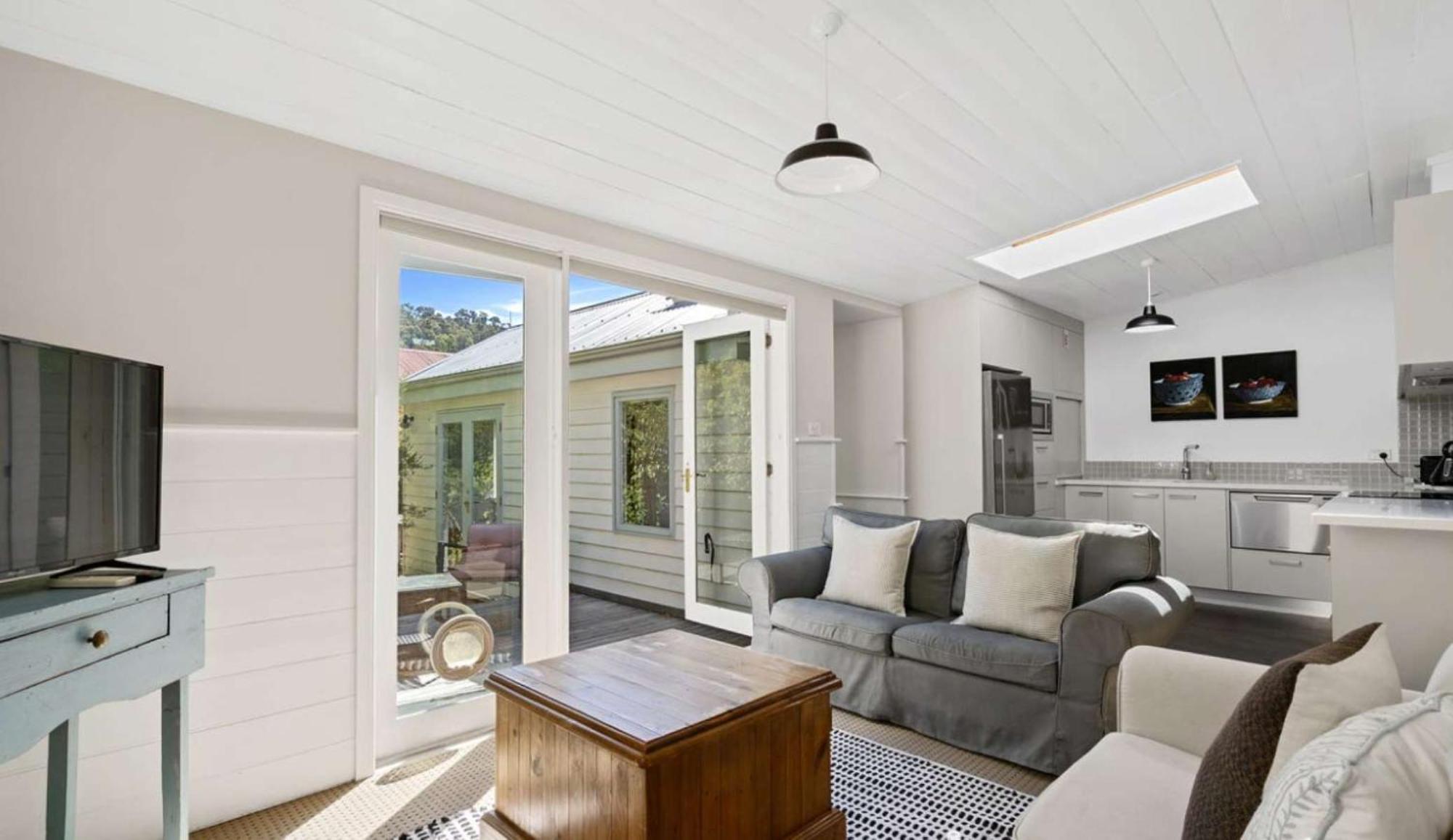 Irresistible Renovated 1840 Inner-city Holiday home
