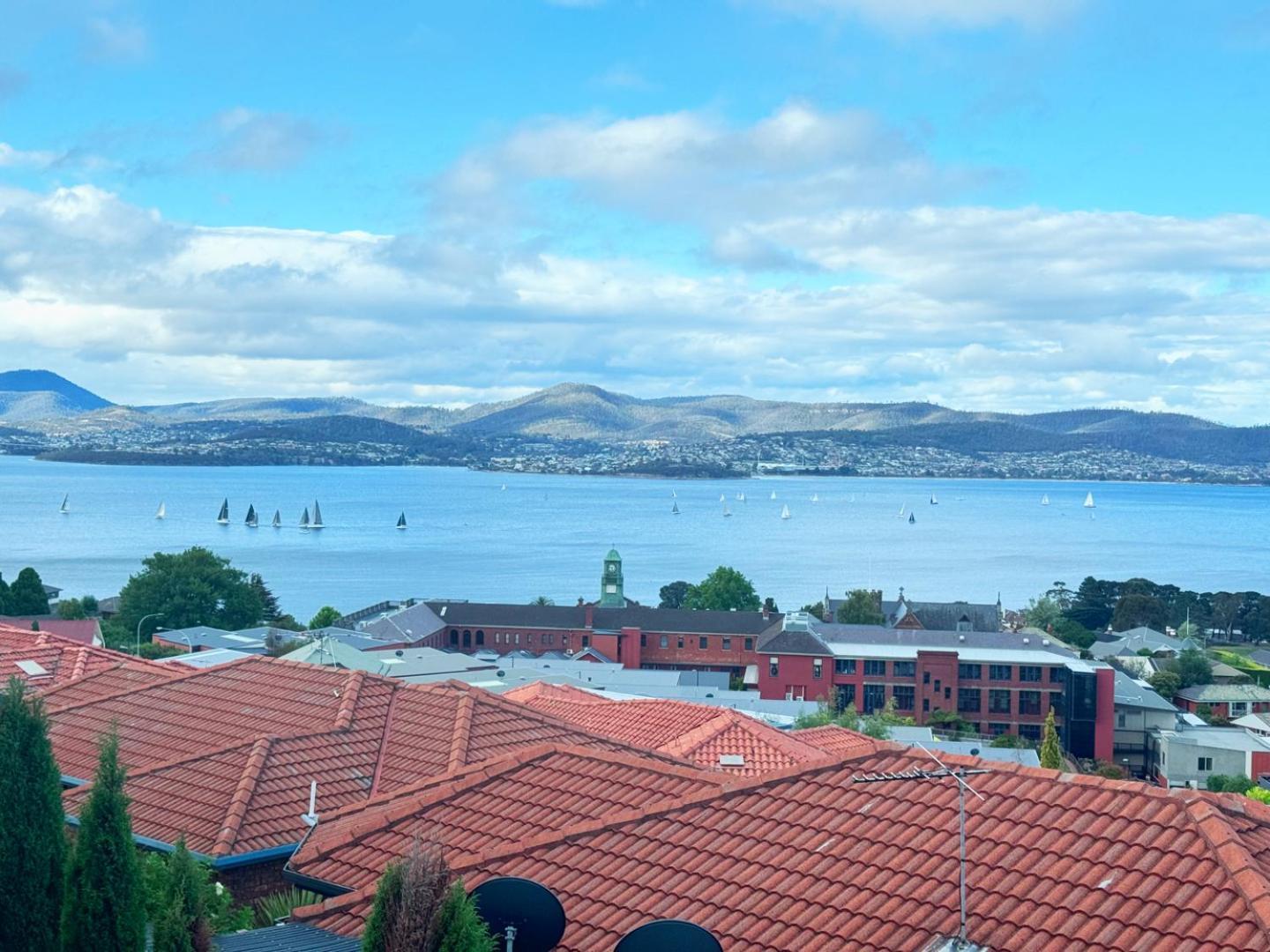 Lipscombe Escape Panoramic Views Luxury And Space Hobart