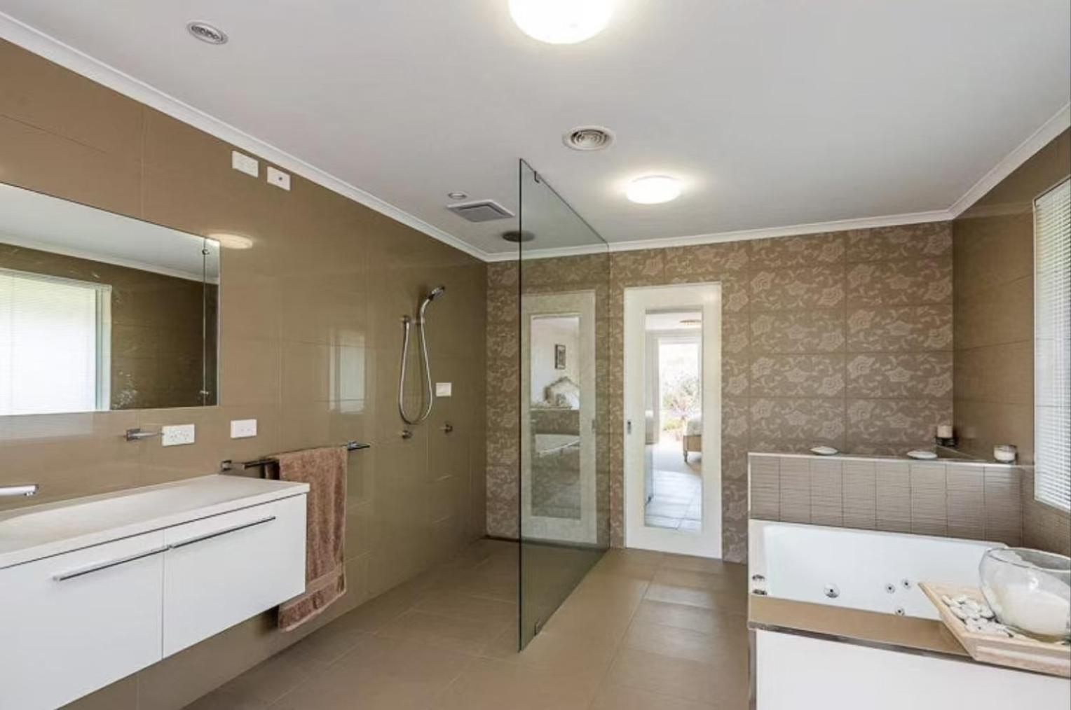 Lipscombe Escape Panoramic Views Luxury And Space