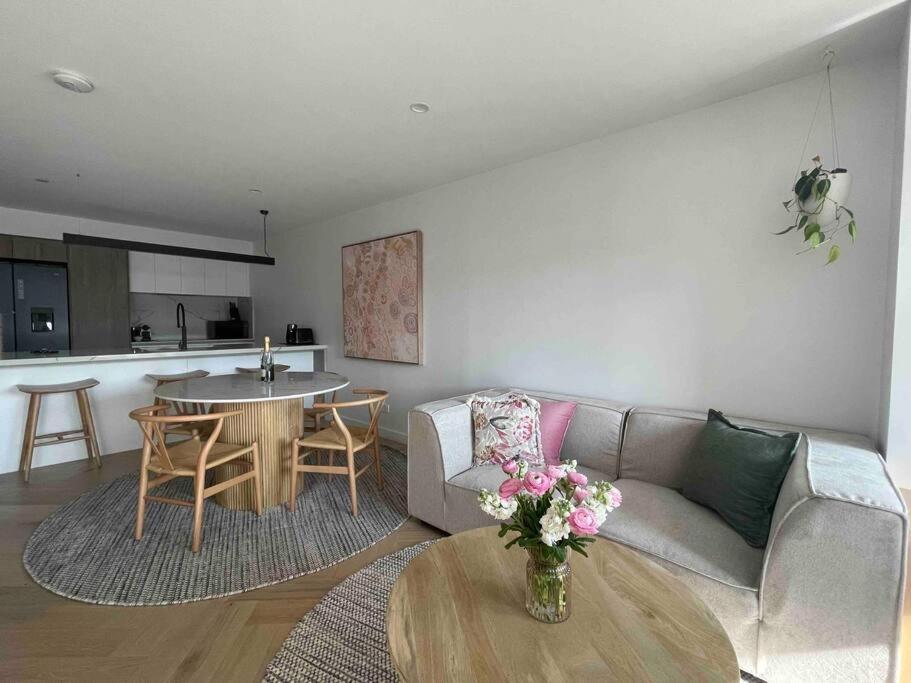 Pad With Off Street Parking Apartment *