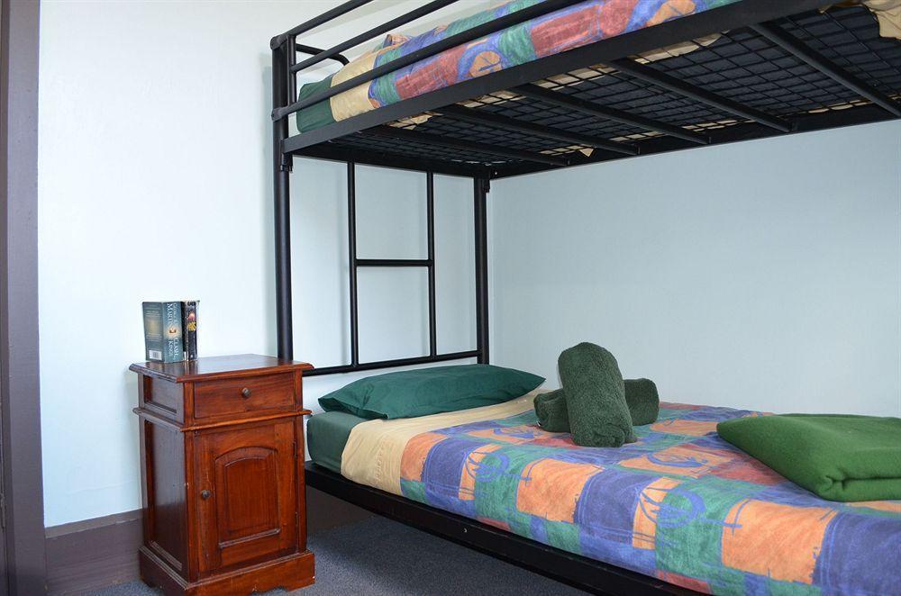 Hostel Hobart's & *