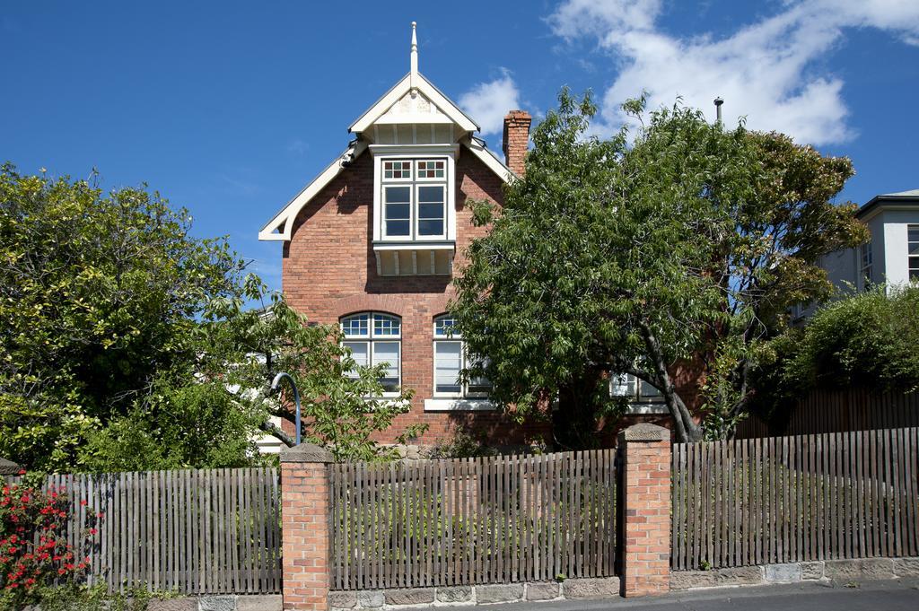 Lowena Cafe And Bed & Breakfast
