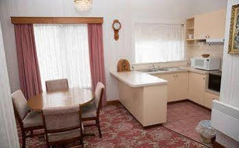 Mayfair On Cavell Motel