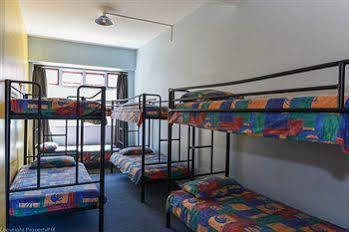 Hostel Hobart's & *