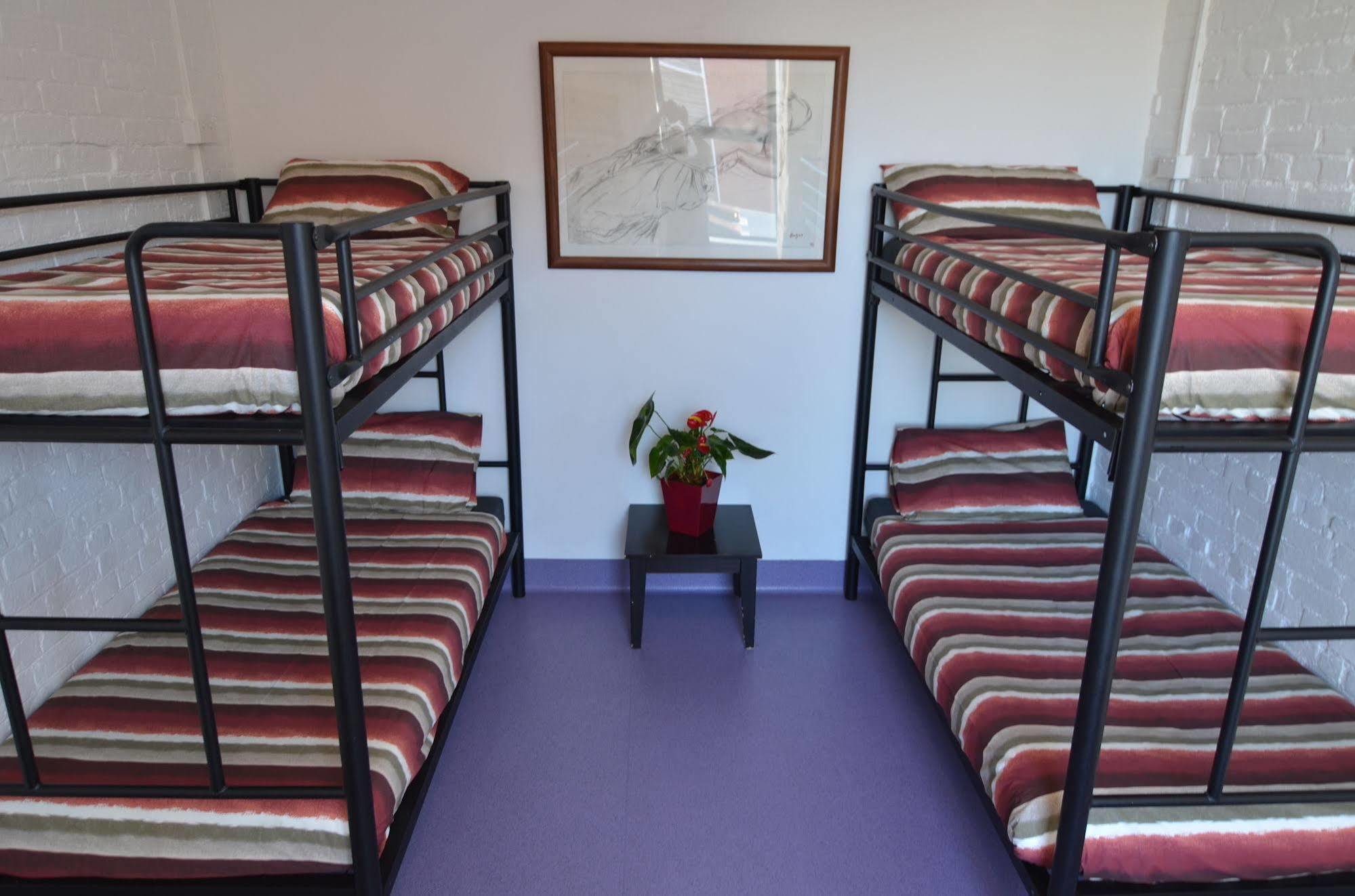 Hostel Hobart's & *