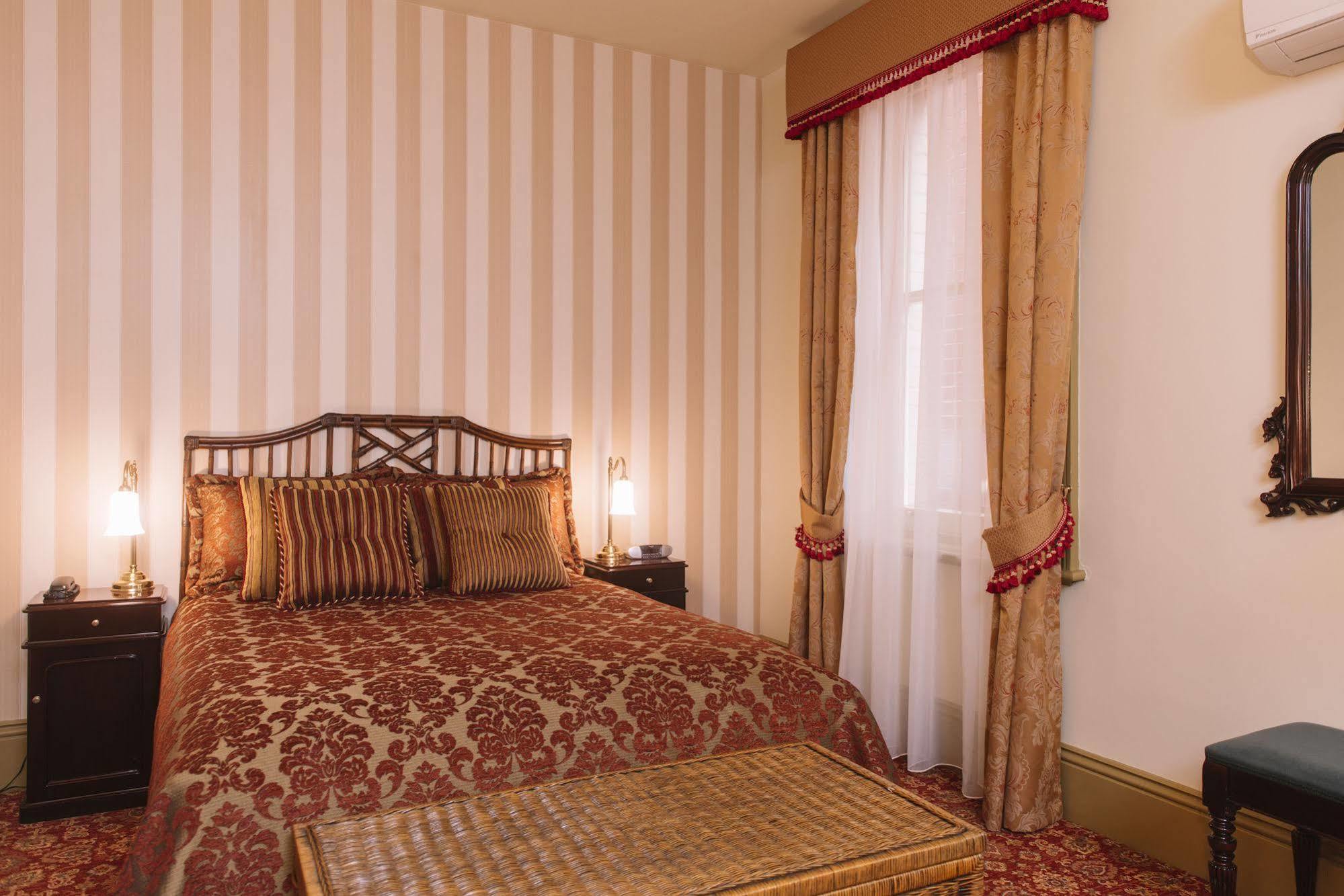 Hadley's Orient Hotel
