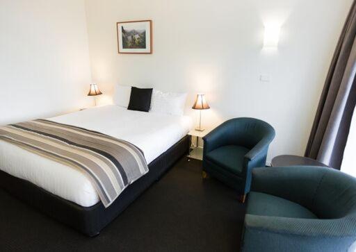 Shoreline Motel 3*