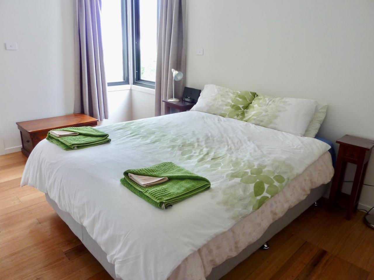 Omaroo House - Panoramic Water Views Hobart
