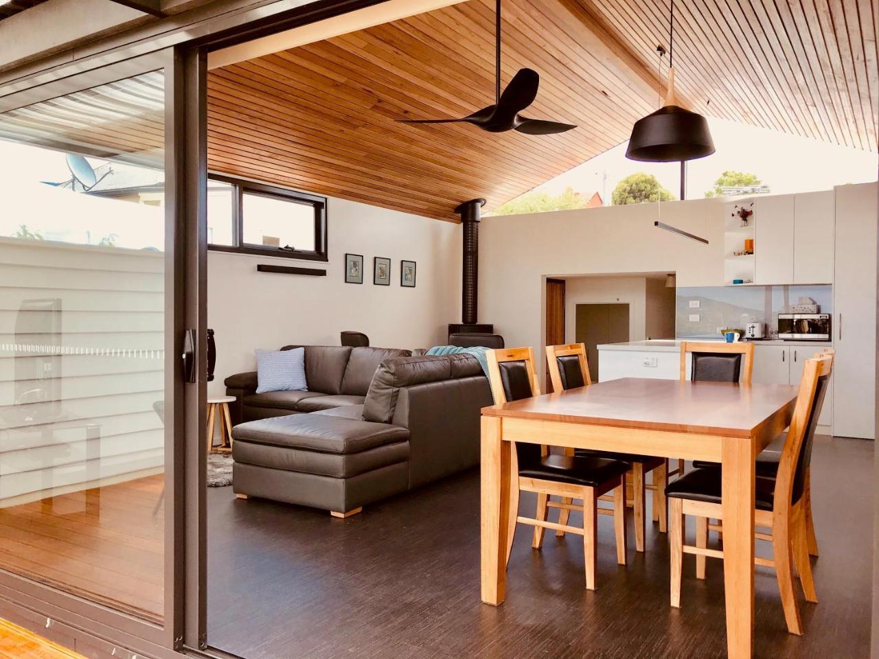 Omaroo House - Panoramic Water Views Holiday home